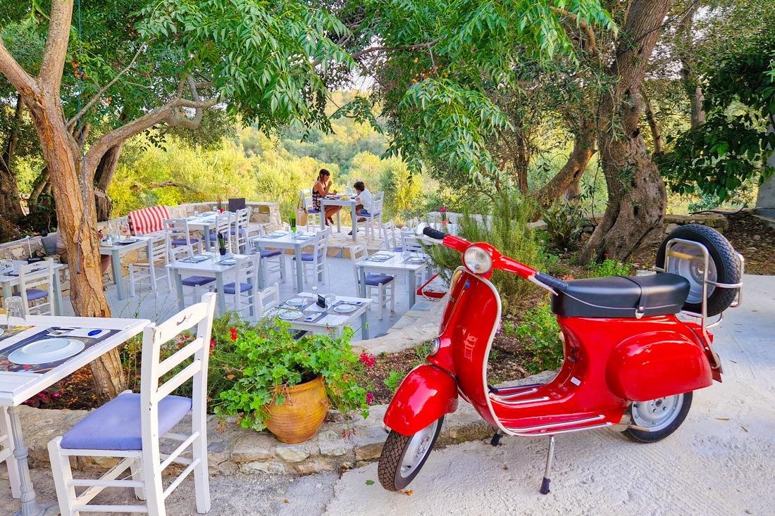 To Steki tou Papou, Magazia